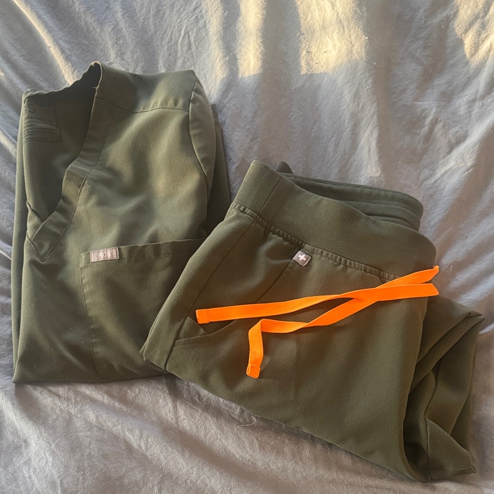 Figs Catarina one pocket v neck top. Size medium 
Joggers size medium